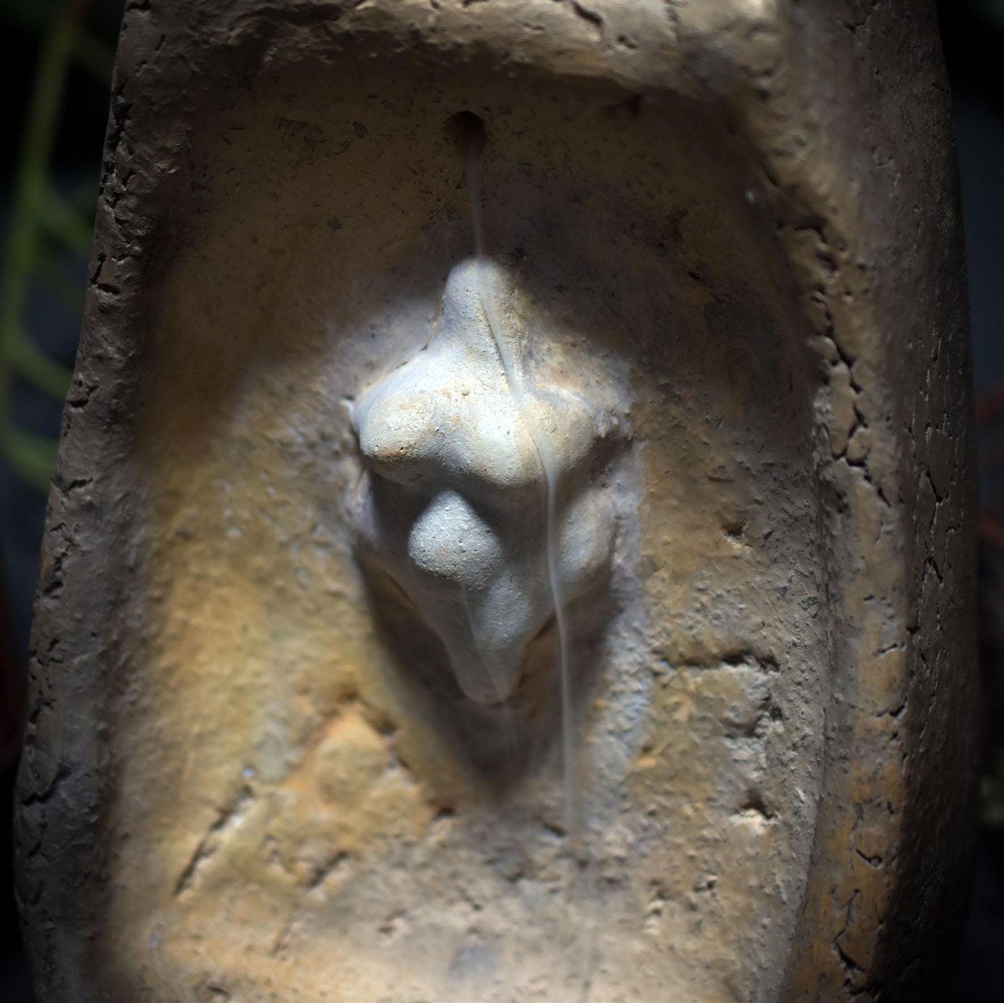 Hausaltar der Großen Göttin – Schrein aus Ton mit Rückfluss-Räucherkegelhalter - wahlweise zum Aufhängen oder Aufstellen - Art.Nr.: SCH017