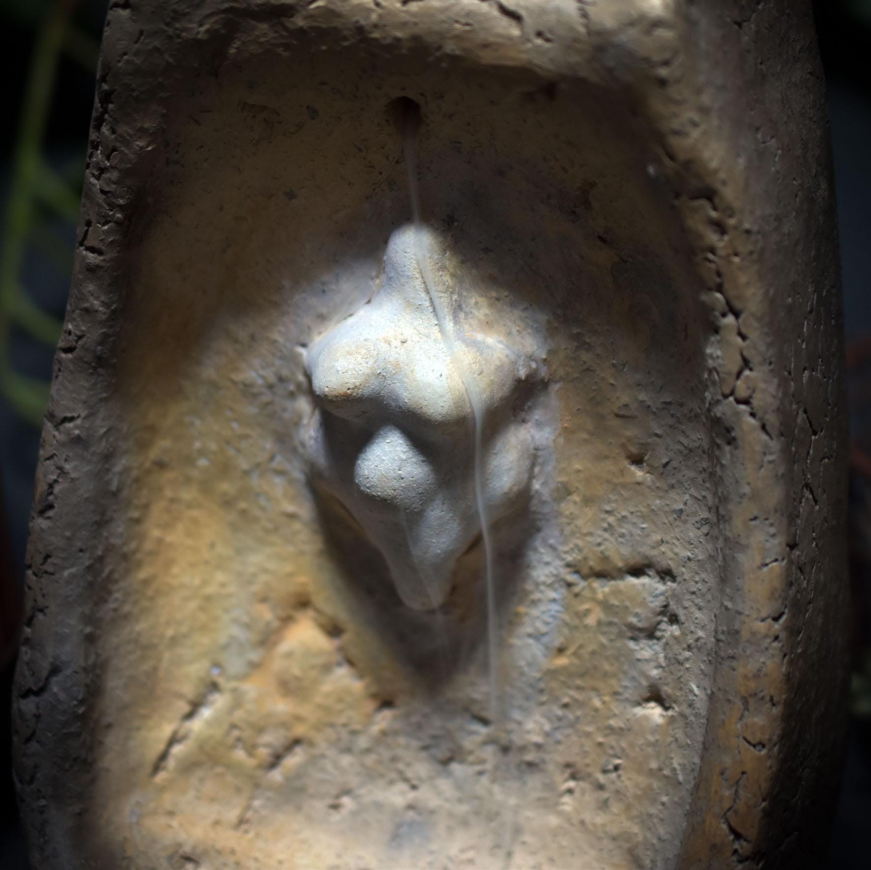 Hausaltar der Großen Göttin – Schrein aus Ton mit Rückfluss-Räucherkegelhalter - wahlweise zum Aufhängen oder Aufstellen - Art.Nr.: SCH017