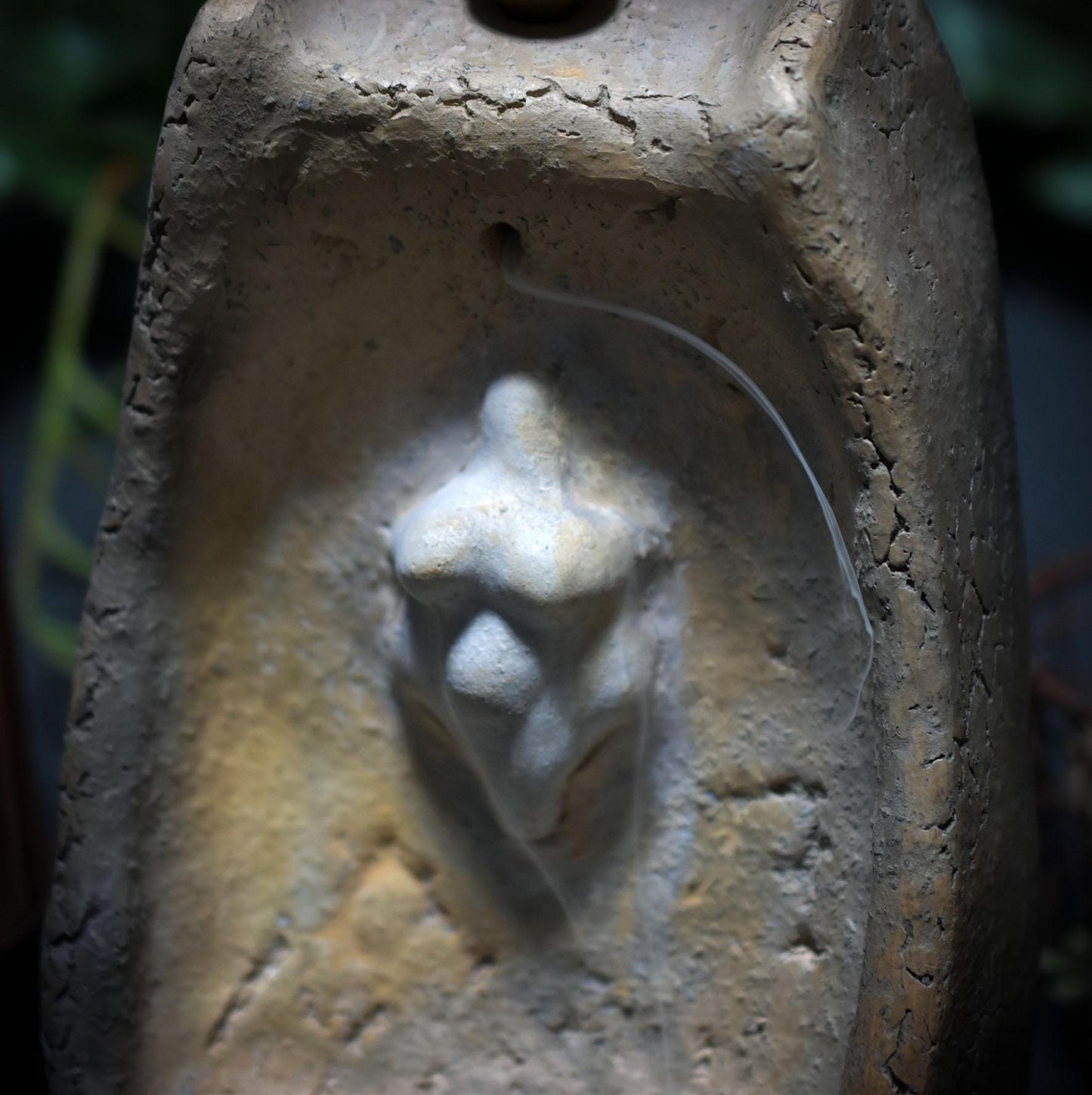 Hausaltar der Großen Göttin – Schrein aus Ton mit Rückfluss-Räucherkegelhalter - wahlweise zum Aufhängen oder Aufstellen - Art.Nr.: SCH017