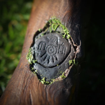 Shipibo Seed Rattle – Schamanenrassel mit Adlerrelief & Wurzelholzgriff - handgefertigtes Unikat