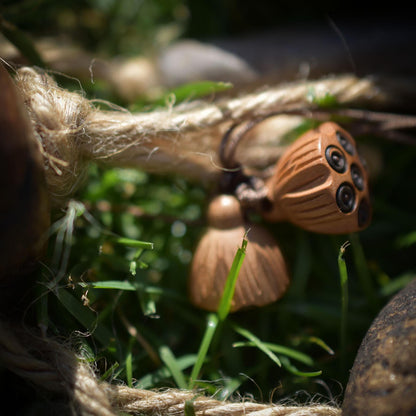 Shipibo Seed Rattle – Schamanenrassel mit Adlerrelief & Wurzelholzgriff - handgefertigtes Unikat - Art.Nr.: SRA034