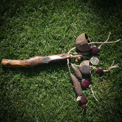 Shipibo Seed Rattle – Schamanenrassel mit Adlerrelief & Wurzelholzgriff - handgefertigtes Unikat - Art.Nr.: SRA034