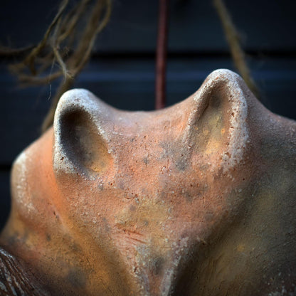 Krafttier Fuchs – Wanddekoration aus Ton & Treibholz - traditionelle Rauchbrandkunst