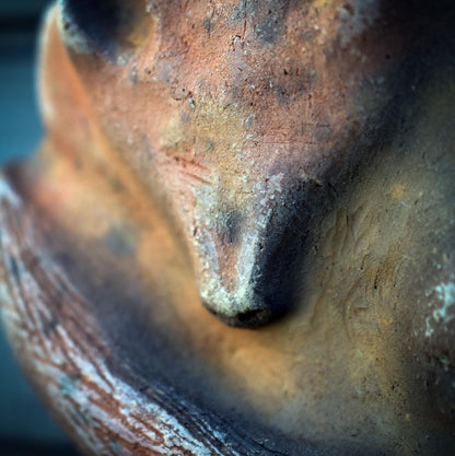 Krafttier Fuchs – Wanddekoration aus Ton & Treibholz - traditionelle Rauchbrandkunst