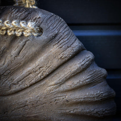 Krafttier Eule – Wandrelief aus Ton & Naturmaterialien- traditionelle Rauchbrandkunst