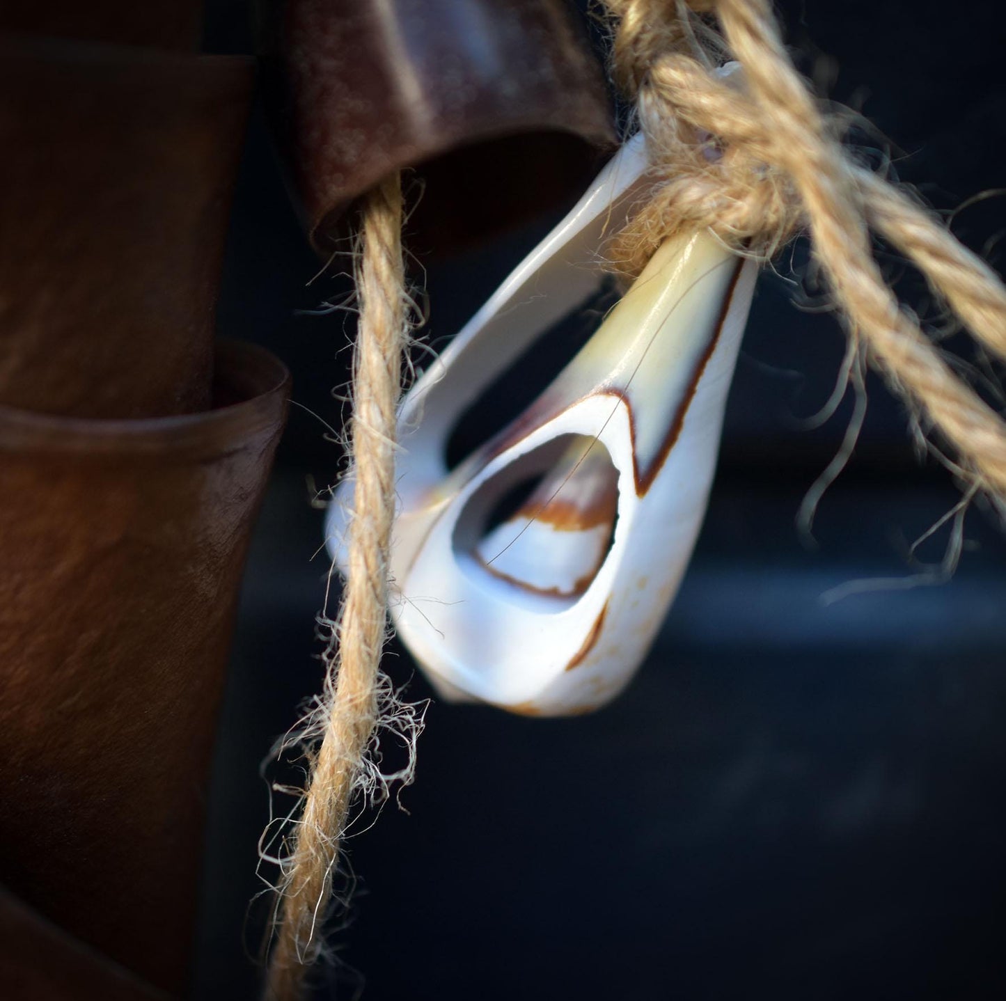 Krafttier Eule – Wandrelief aus Ton & Naturmaterialien- traditionelle Rauchbrandkunst