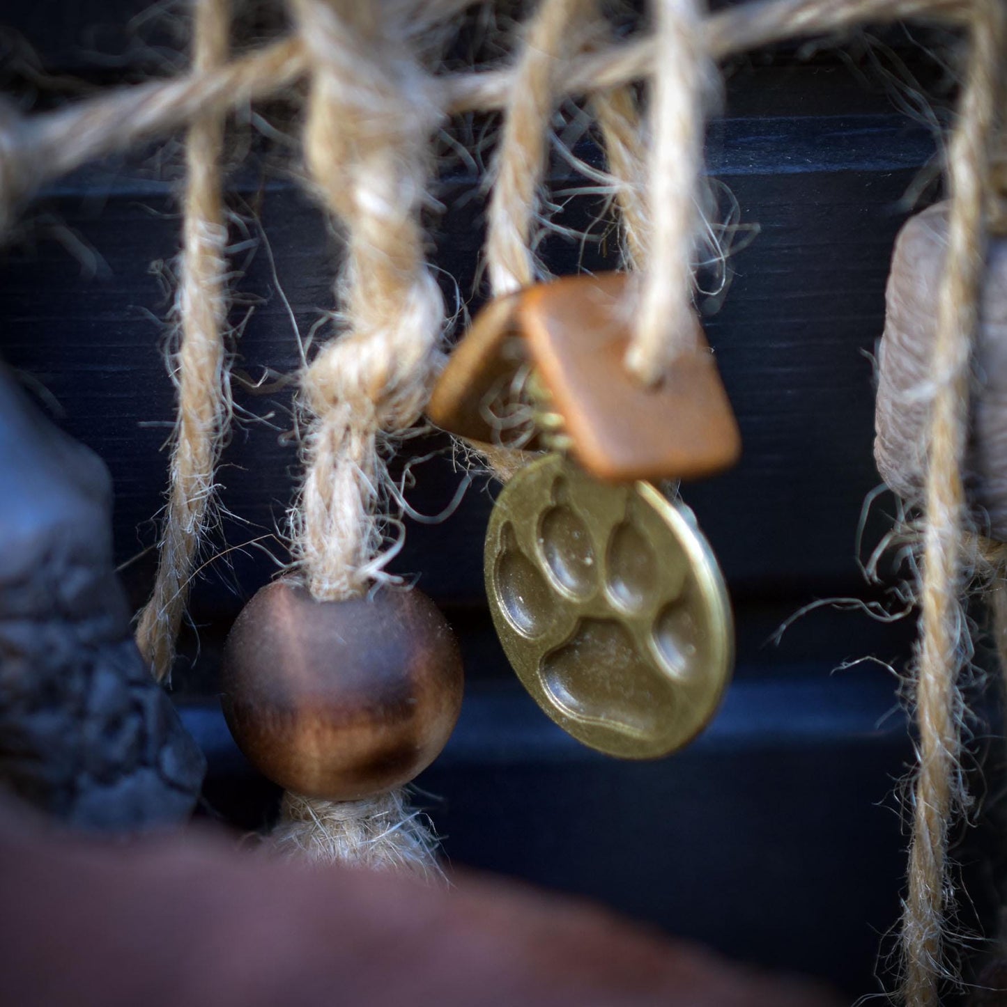 Krafttier Eule – Wandrelief aus Ton & Naturmaterialien- traditionelle Rauchbrandkunst