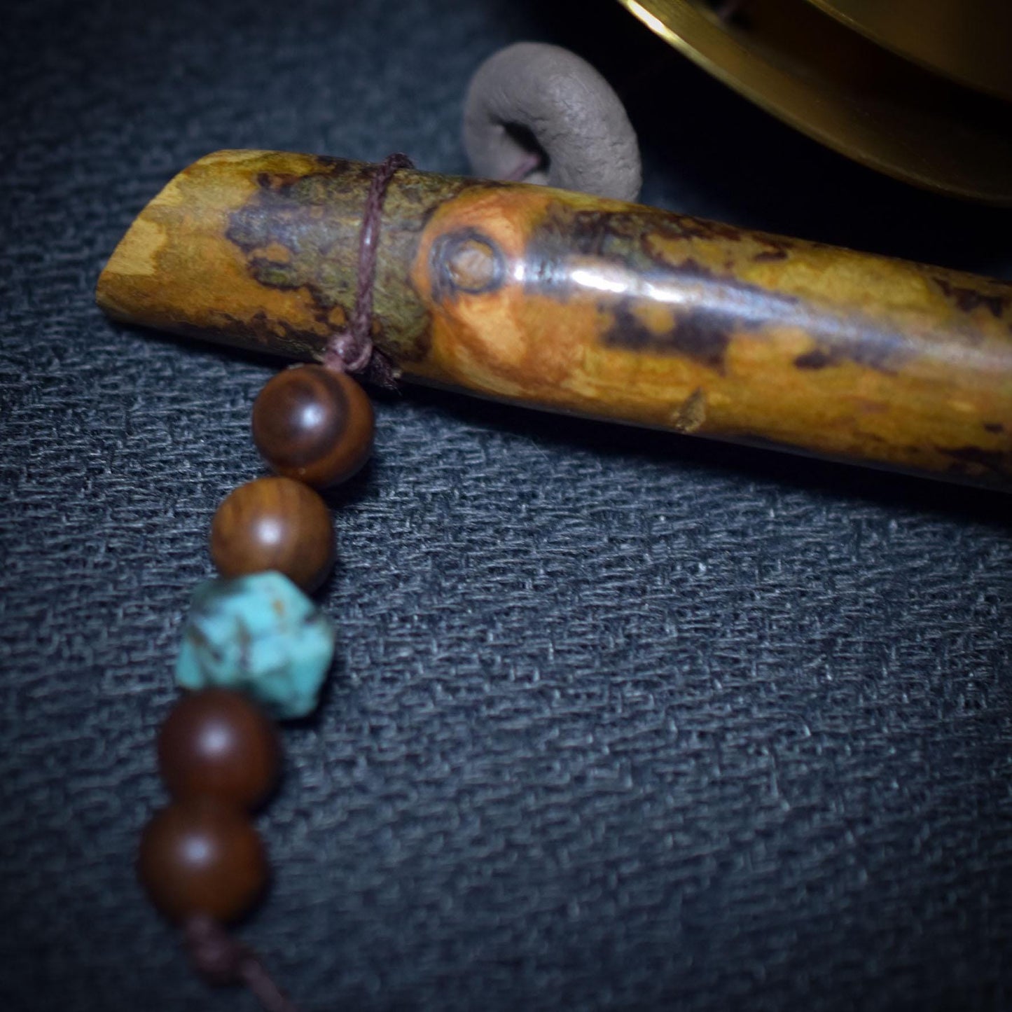 Sistrum der Portale – Schamanischer Shaker aus Astgabel mit Messingschellen & Naturperlen