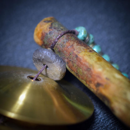 Sistrum der Portale – Schamanischer Shaker aus Astgabel mit Messingschellen & Naturperlen