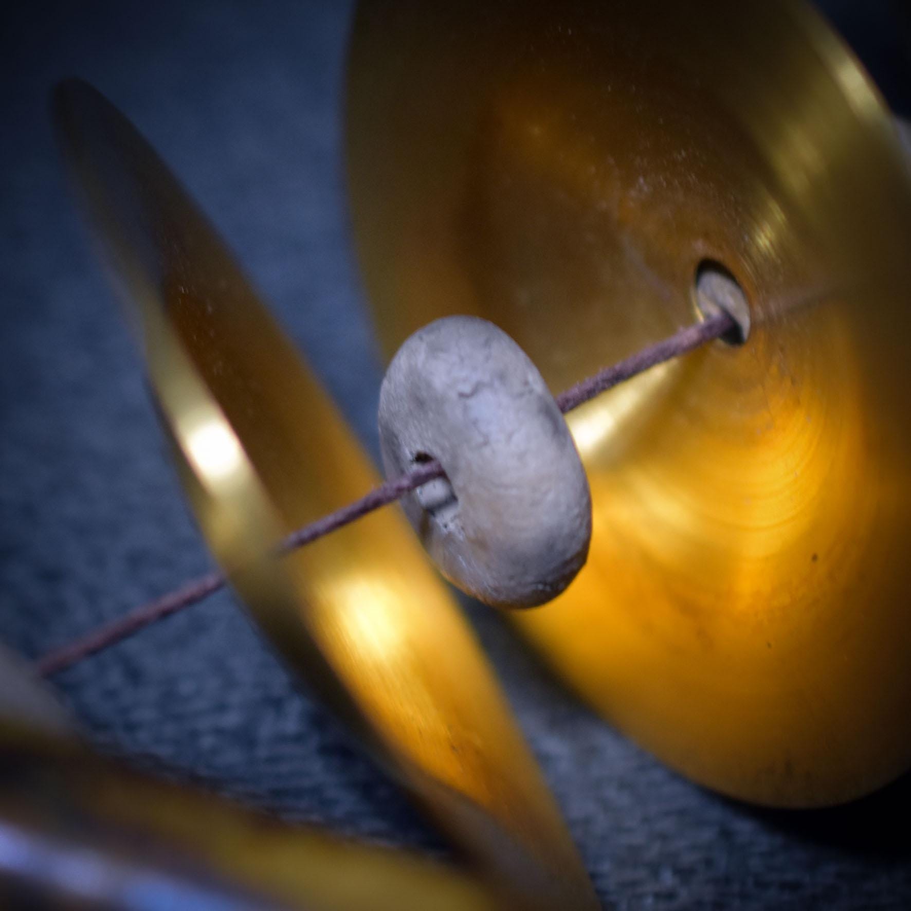 Sistrum der Portale – Schamanischer Shaker aus Astgabel mit Messingschellen & Naturperlen