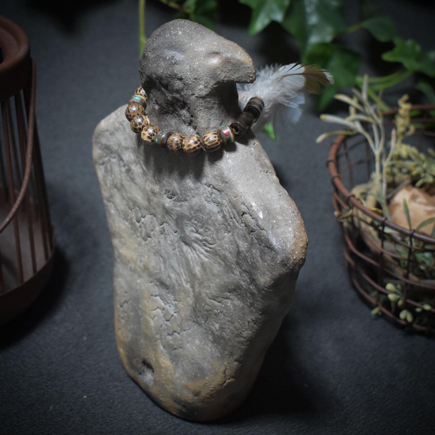 Raven Spirit – Weibliche Krafttier-Rabenfigur aus Ton mit Perlen-Kette & Allsehendem Auge - Schamanische Altardeko