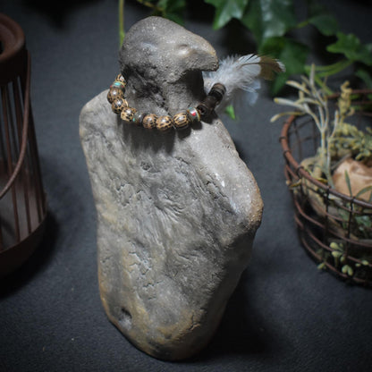 Raven Spirit – Weibliche Krafttier-Rabenfigur aus Ton mit Perlen-Kette & Allsehendem Auge - Schamanische Altardeko