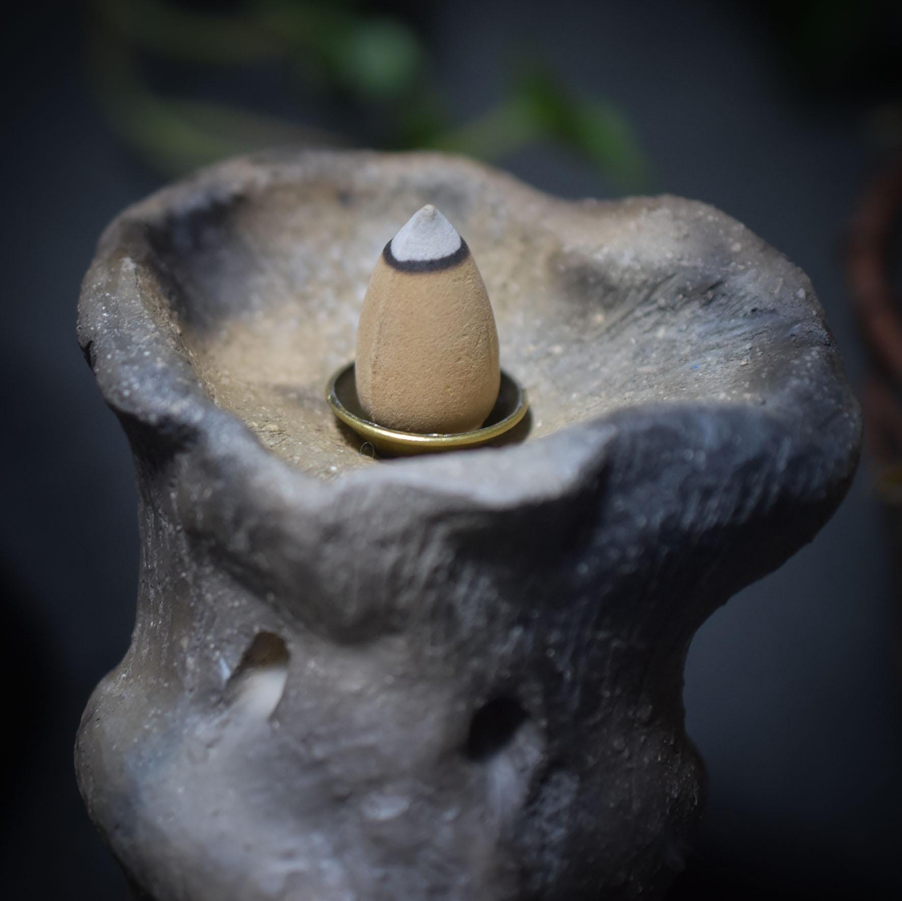 Rückfluss-Räucherkegelhalter aus Rauchbrand-Ton – Pilzform für Rituale & Altäre - spirituelle Deko - Art.Nr.: RÄH008