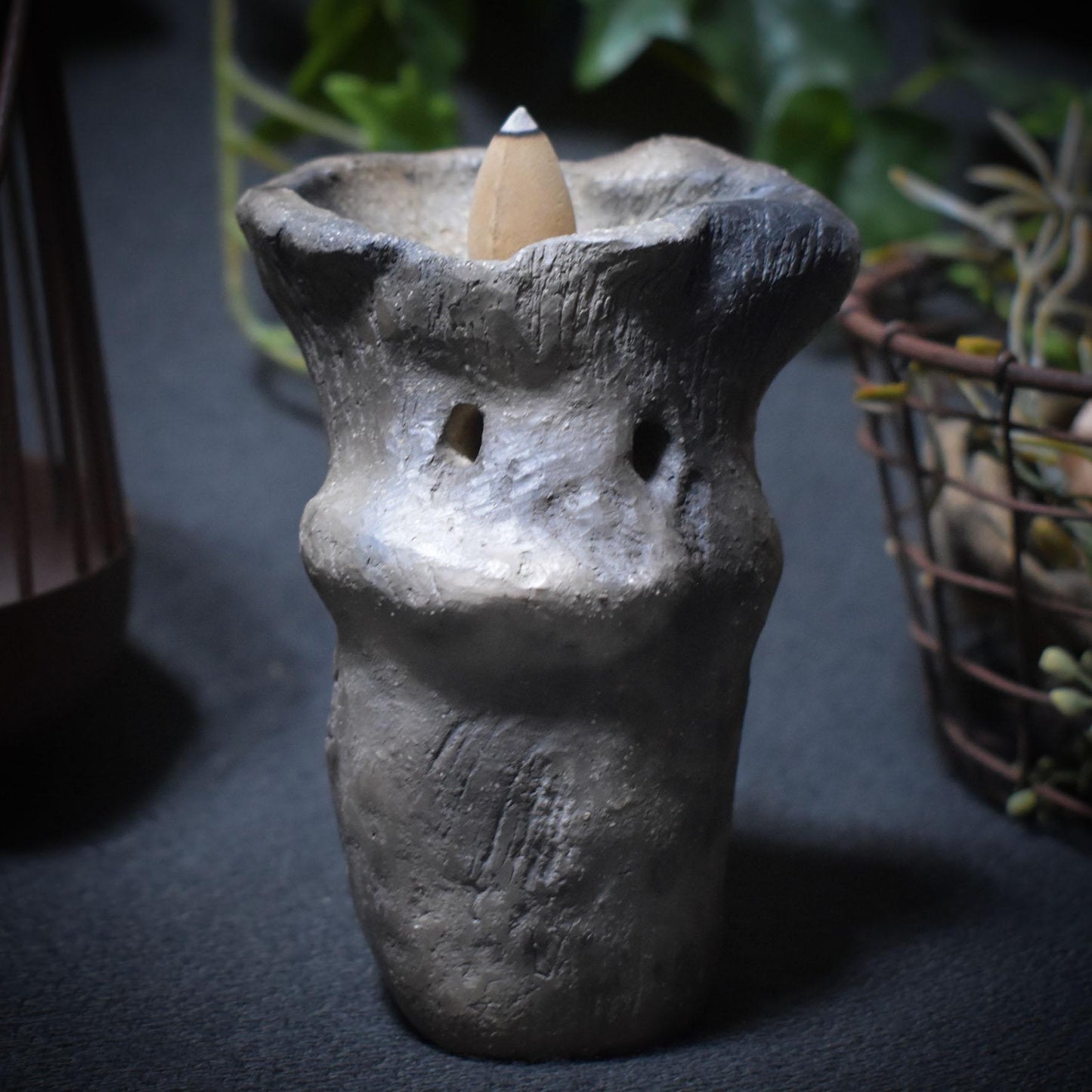 Rückfluss-Räucherkegelhalter aus Rauchbrand-Ton – Pilzform für Rituale & Altäre - spirituelle Deko - Art.Nr.: RÄH008