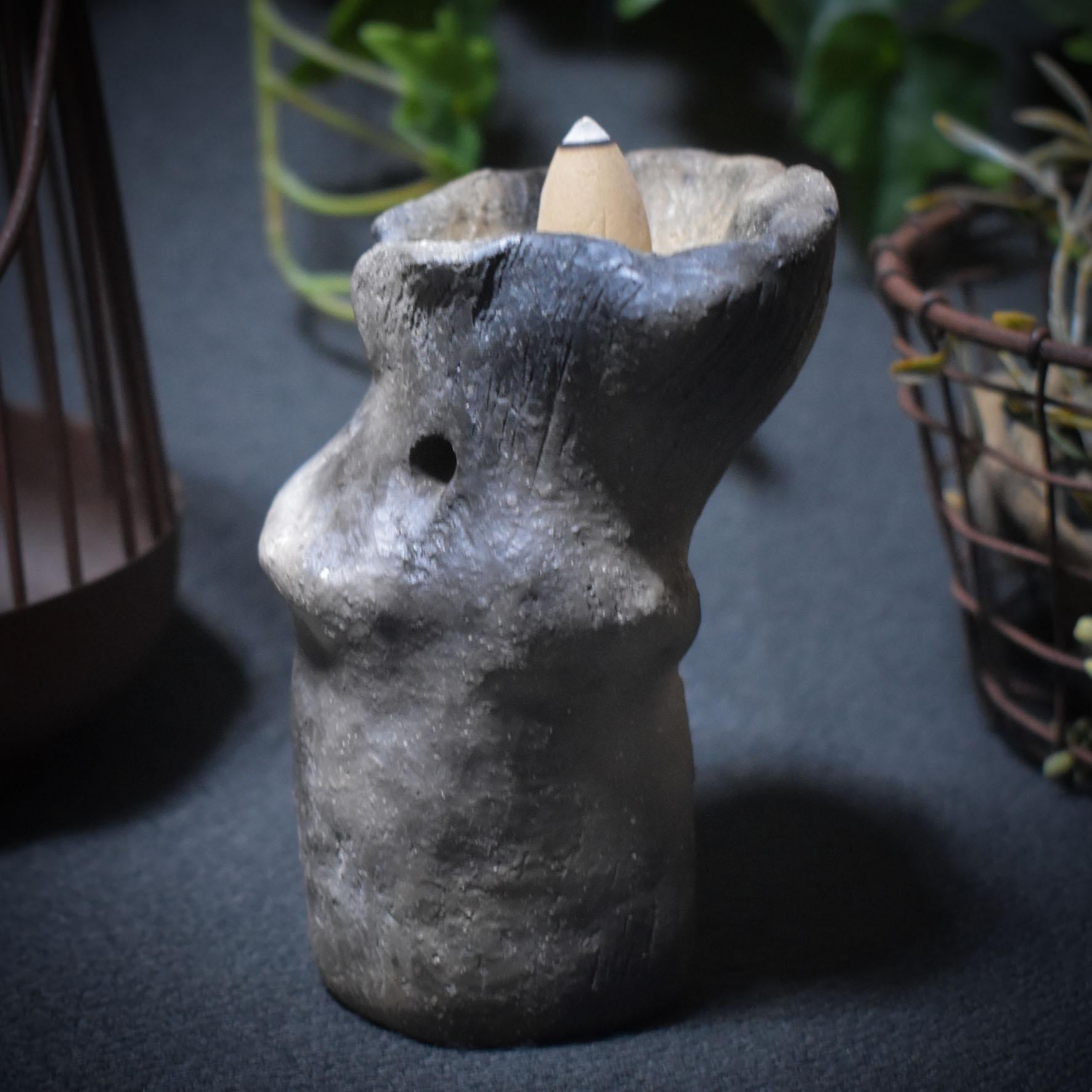 Rückfluss-Räucherkegelhalter aus Rauchbrand-Ton – Pilzform für Rituale & Altäre - spirituelle Deko - Art.Nr.: RÄH008