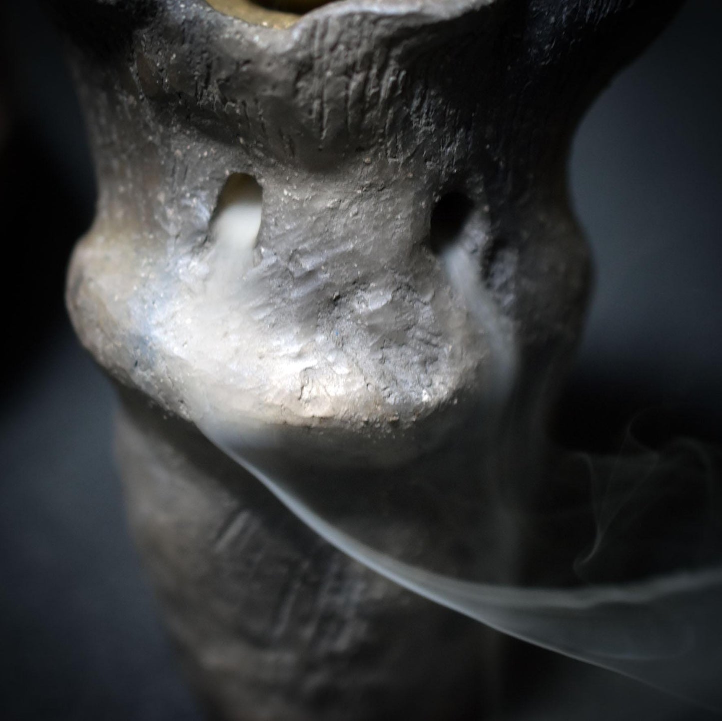 Rückfluss-Räucherkegelhalter aus Rauchbrand-Ton – Pilzform für Rituale & Altäre - spirituelle Deko - Art.Nr.: RÄH008