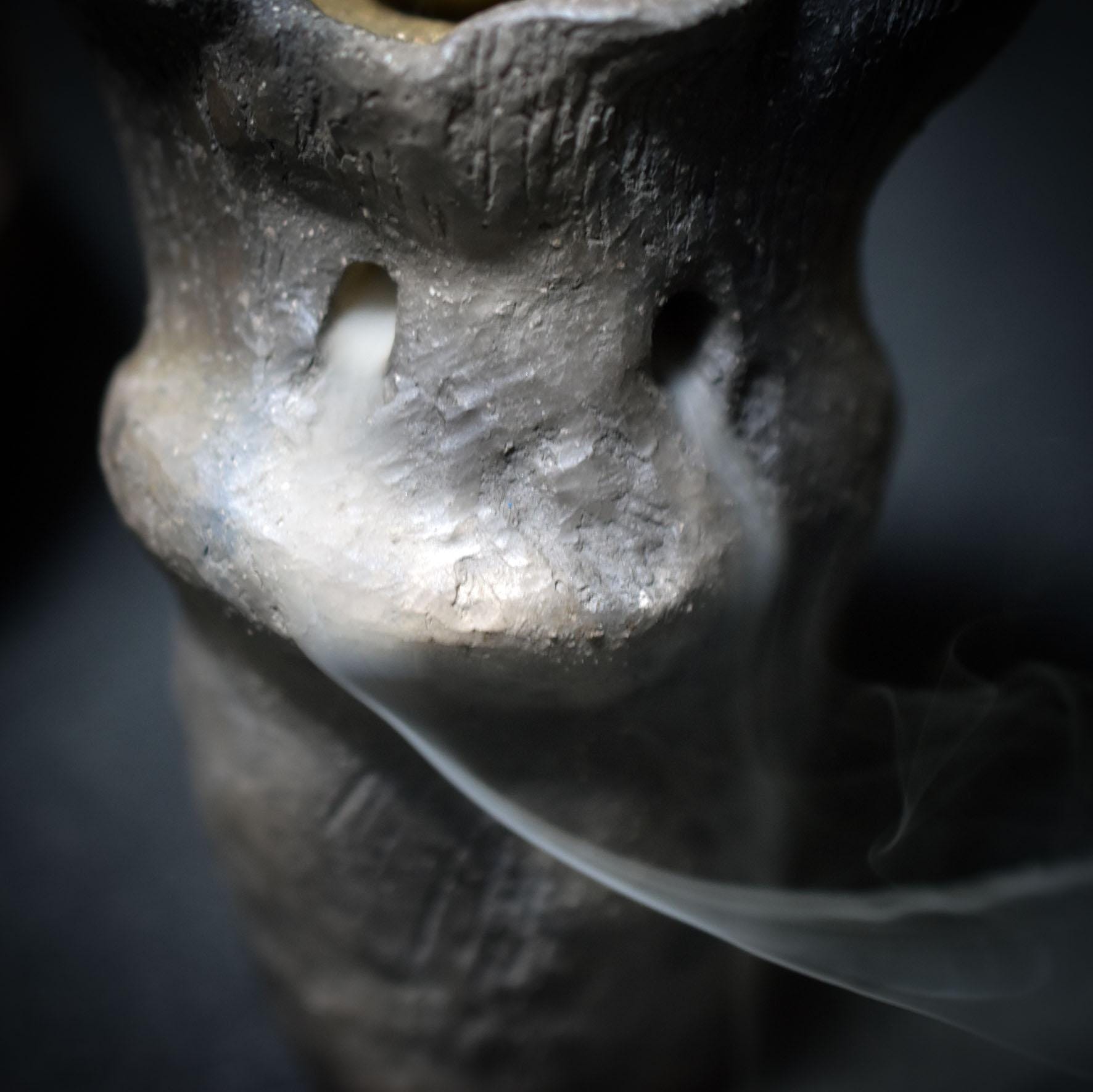 Rückfluss-Räucherkegelhalter aus Rauchbrand-Ton – Pilzform für Rituale & Altäre - spirituelle Deko - Art.Nr.: RÄH008