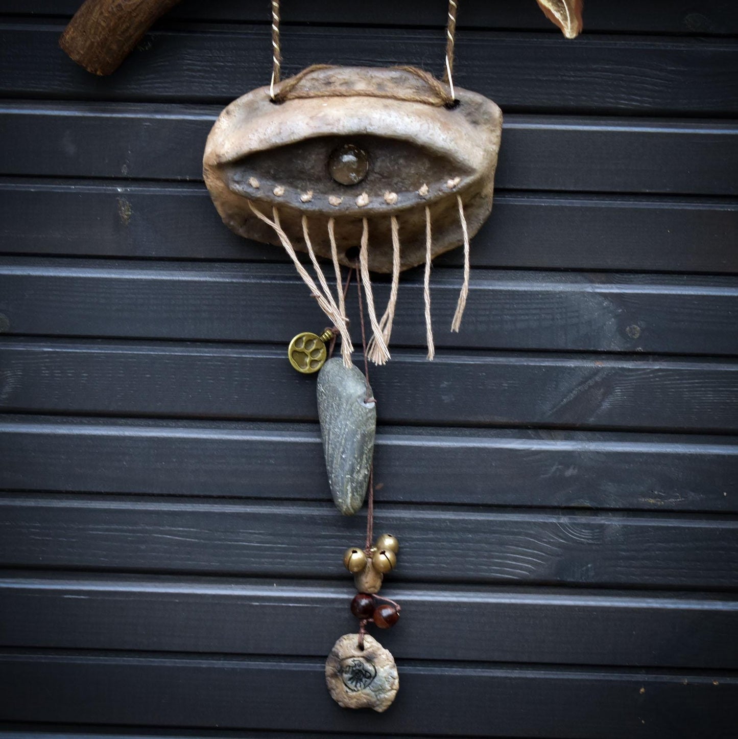 Allsehendes Auge – schamanische Wanddeko mit Rabensymbol, Wolfspfote & Rauchbrand-Ton – primitive Kunst - Art.Nr.: HEX010