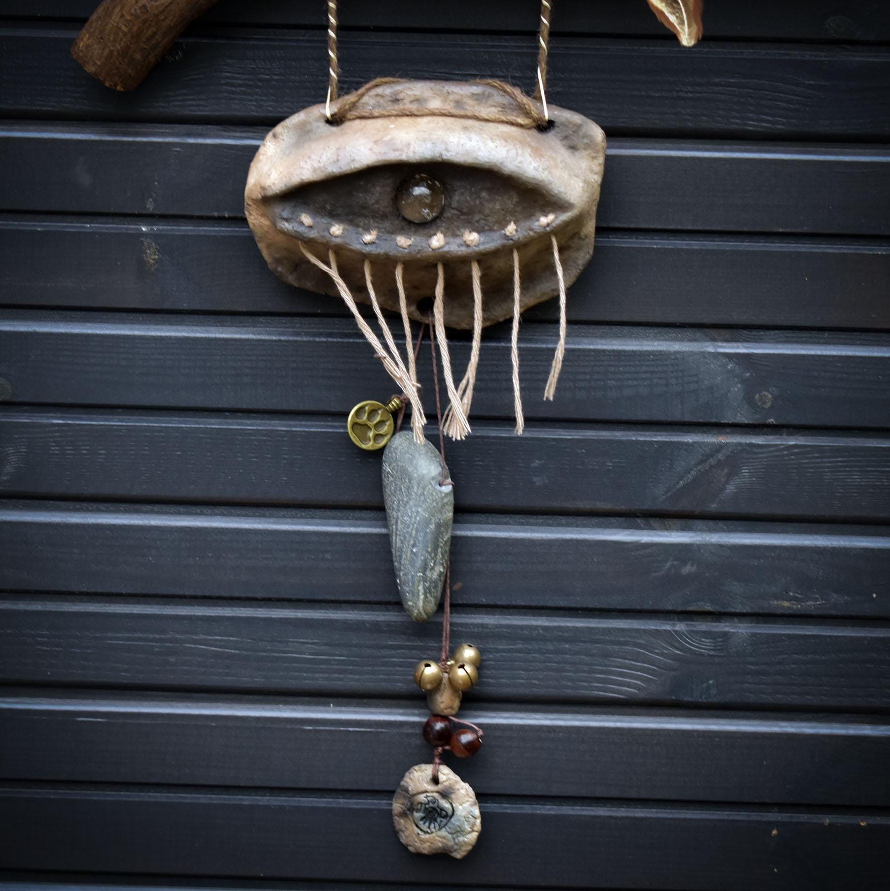 Allsehendes Auge – schamanische Wanddeko mit Rabensymbol, Wolfspfote & Rauchbrand-Ton – primitive Kunst - Art.Nr.: HEX010