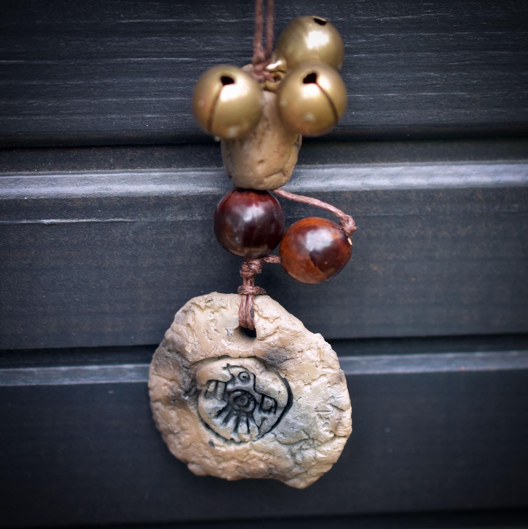 Allsehendes Auge – schamanische Wanddeko mit Rabensymbol, Wolfspfote & Rauchbrand-Ton – primitive Kunst - Art.Nr.: HEX010