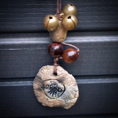 Allsehendes Auge – schamanische Wanddeko mit Rabensymbol, Wolfspfote & Rauchbrand-Ton – primitive Kunst - Art.Nr.: HEX010