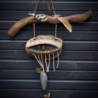 Allsehendes Auge – schamanische Wanddeko mit Rabensymbol, Wolfspfote & Rauchbrand-Ton – primitive Kunst - Art.Nr.: HEX010