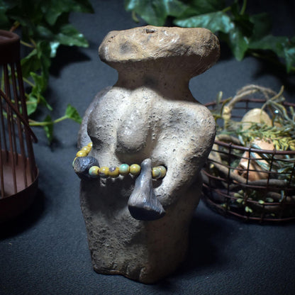 Pilzgöttin – Archaische Göttin in Pilzform mit Pfifferlingskette - im Rauchbrand geboren - Art.Nr.: SKU108