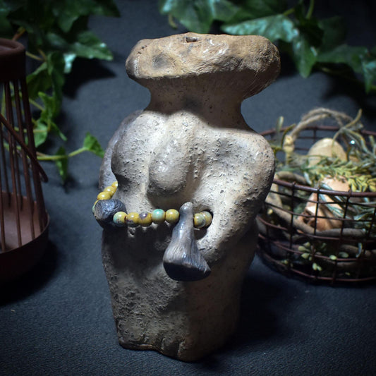 Pilzgöttin – Archaische Göttin in Pilzform mit Pfifferlingskette - im Rauchbrand geboren - Art.Nr.: SKU108