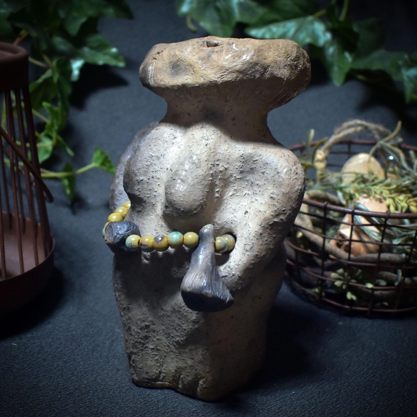 Pilzgöttin – Archaische Göttin in Pilzform mit Pfifferlingskette - im Rauchbrand geboren