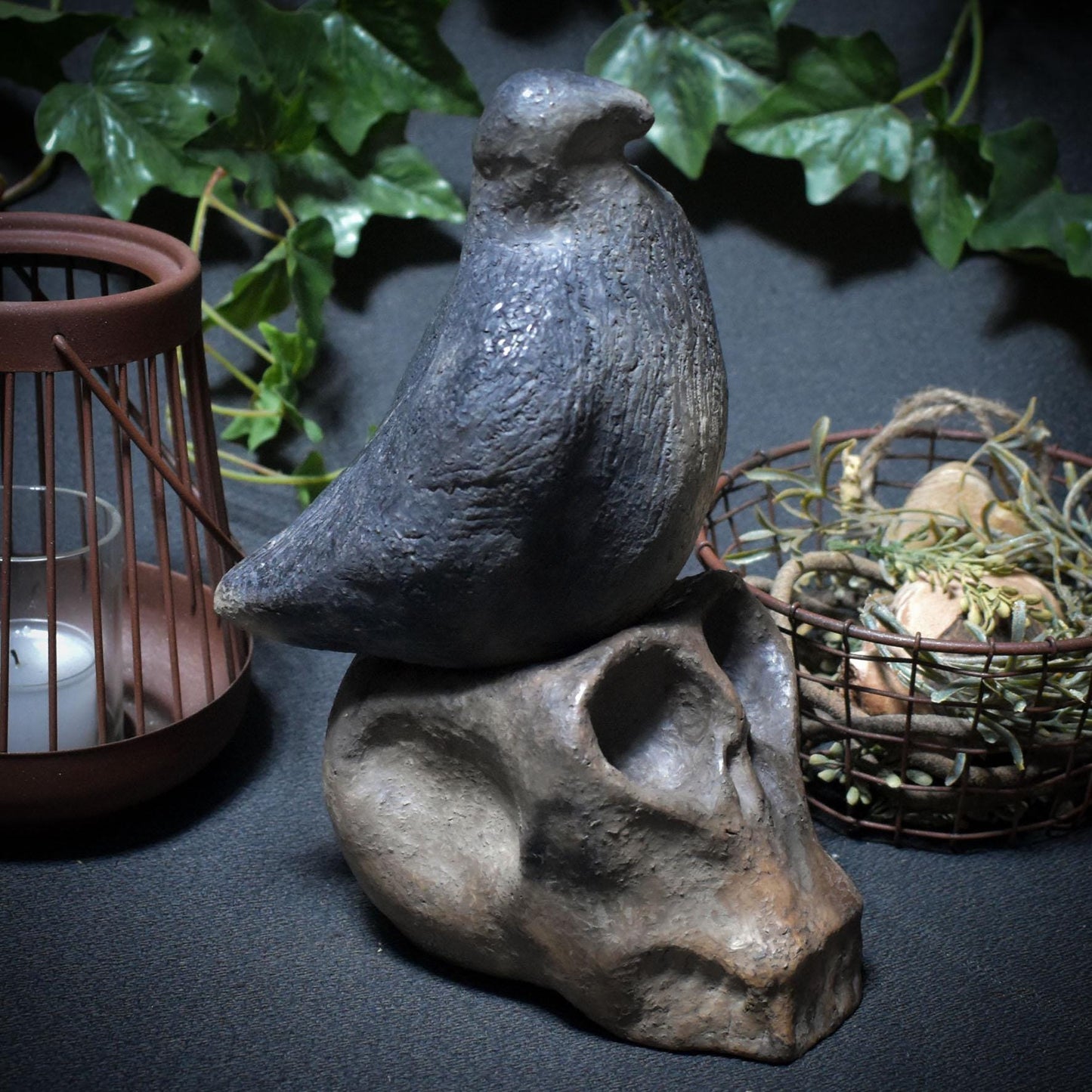 Botschaft zwischen den Welten – Rauchbrand-Kunstobjekt mit Taube & Totenschädel - Art.Nr.: SKU110