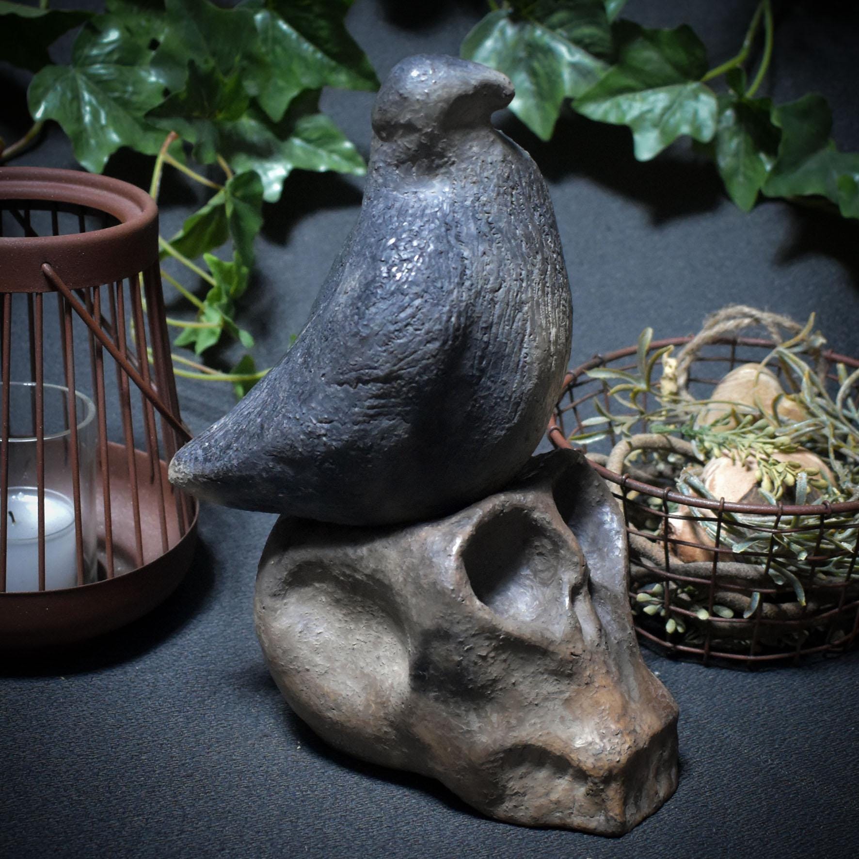 Botschaft zwischen den Welten – Rauchbrand-Kunstobjekt mit Taube & Totenschädel