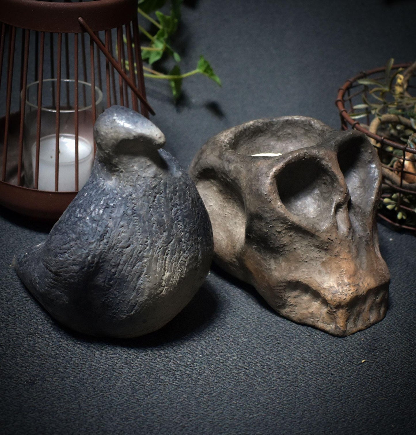 Botschaft zwischen den Welten – Rauchbrand-Kunstobjekt mit Taube & Totenschädel