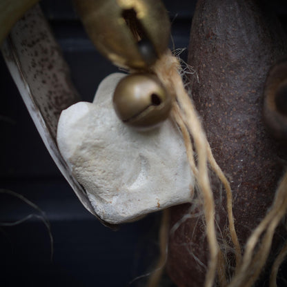 Schamanische Trommel-Wanddeko – Rauchbrandkunst mit Wildschweinzähnen & Kraftobjekten