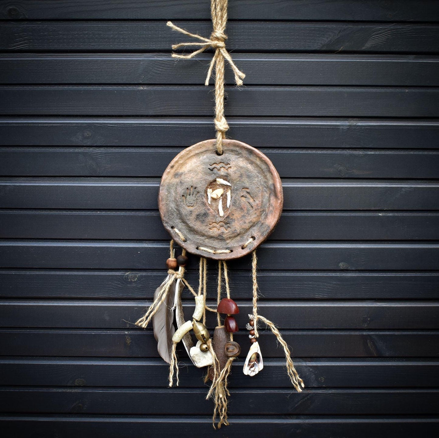 Schamanische Trommel-Wanddeko – Rauchbrandkunst mit Wildschweinzähnen & Kraftobjekten - Art.Nr.: HEX015