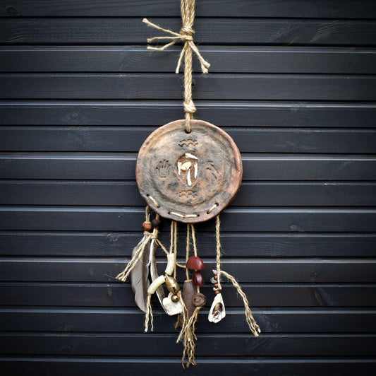Schamanische Trommel-Wanddeko – Rauchbrandkunst mit Wildschweinzähnen & Kraftobjekten - Art.Nr.: HEX015
