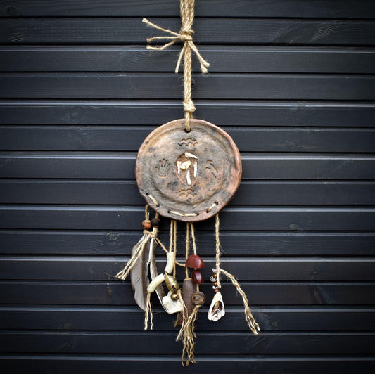 Schamanische Trommel-Wanddeko – Rauchbrandkunst mit Wildschweinzähnen & Kraftobjekten