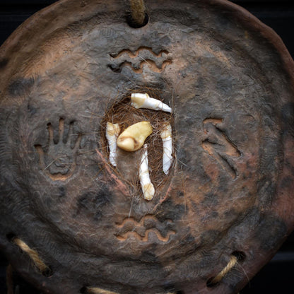 Schamanische Trommel-Wanddeko – Rauchbrandkunst mit Wildschweinzähnen & Kraftobjekten - Art.Nr.: HEX015