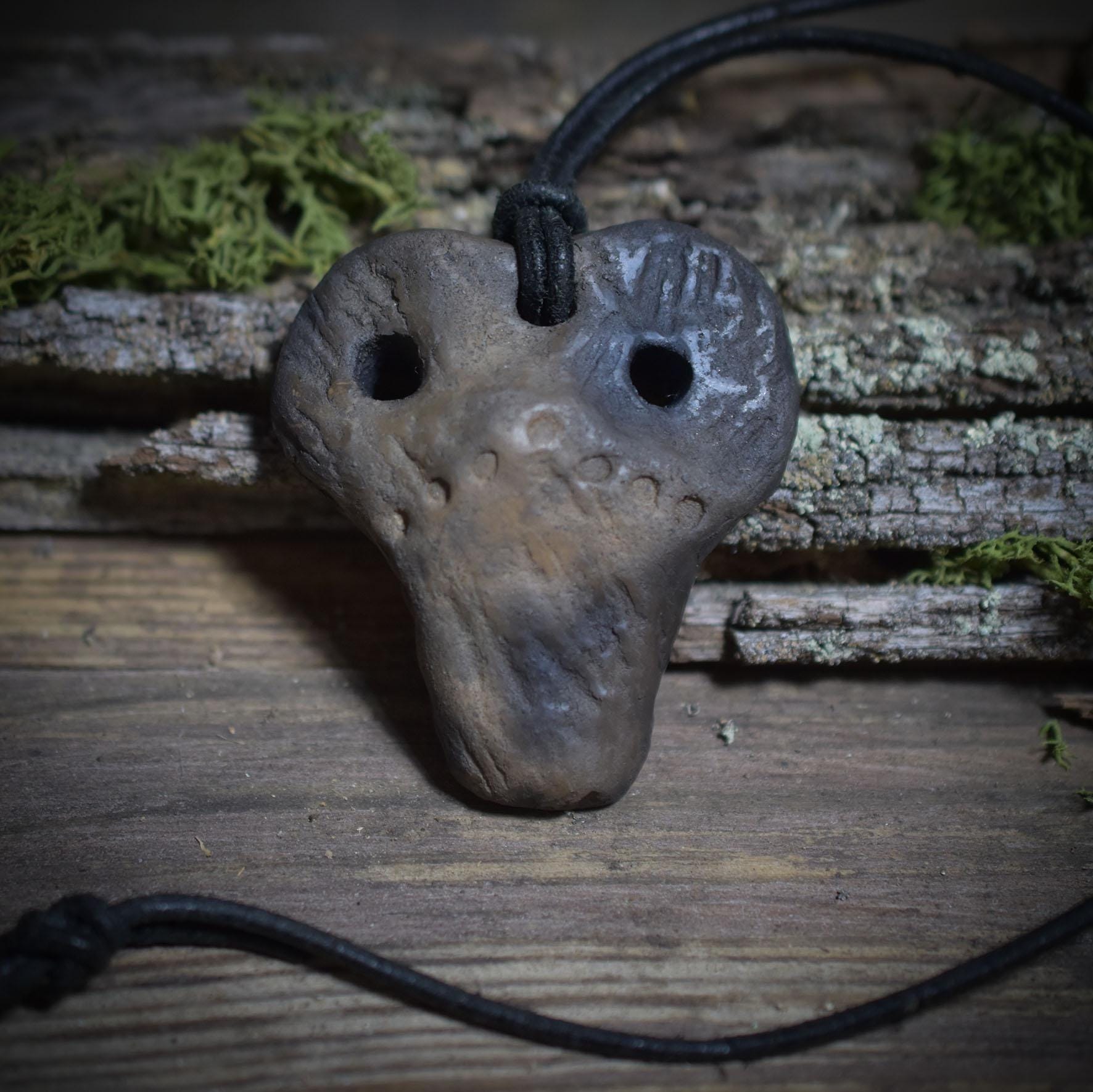 Eye Idol Amulett – Rauchbrandkunst inspiriert von Tel Brak, mit verstellbarem Leder- oder Baumwollband - Art.Nr.: AMU038