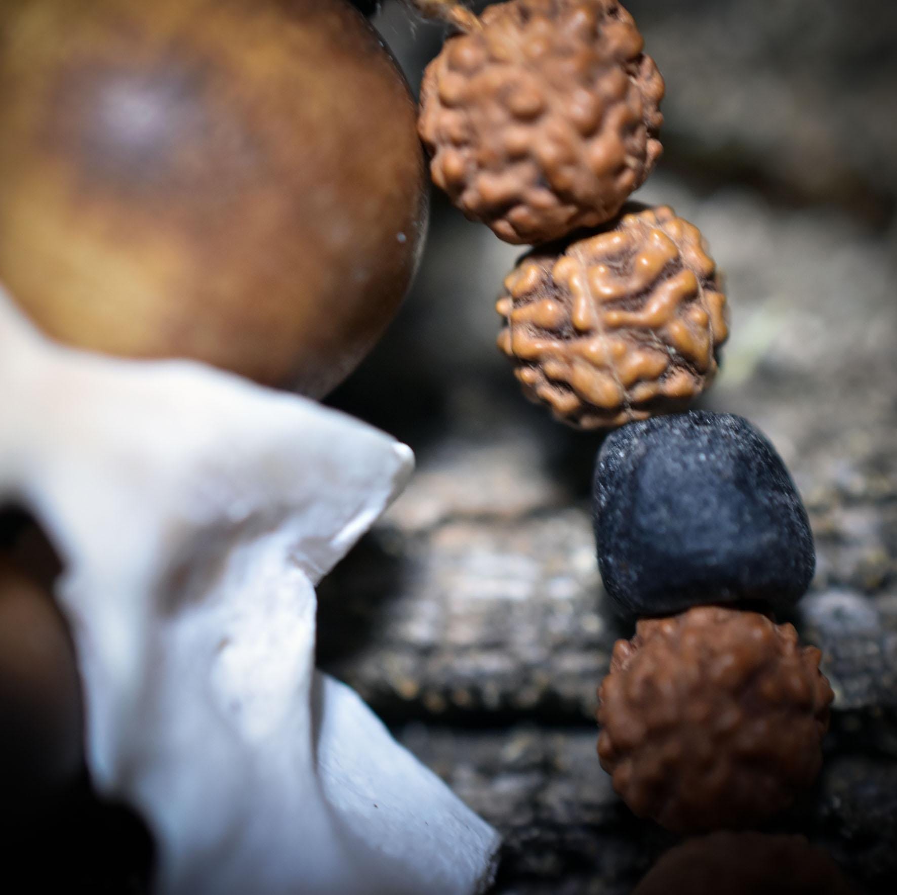 Spezialkollektion - Schamanisches Amulett mit Wirbelknochen, Bodhiperlen & Holz – Dein natürlicher Kraftanhänger - Art.Nr.: AMU022
