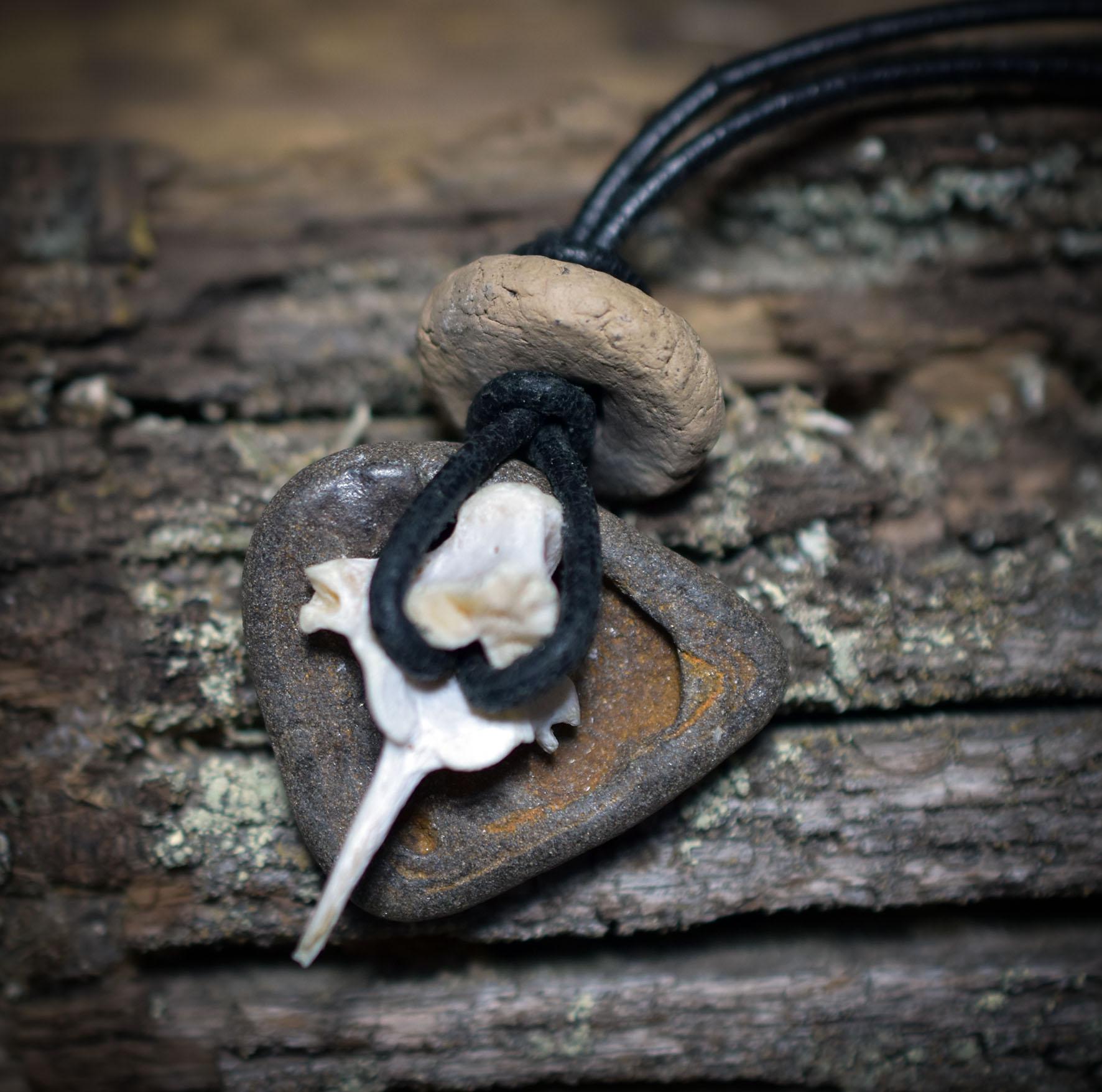 Spezialkollektion - Schamanisches Amulett mit Wirbelknochen/Limonit/Tonperle am Lederband – Dein natürlicher Kraftanhänger - Art.Nr.: AMU023