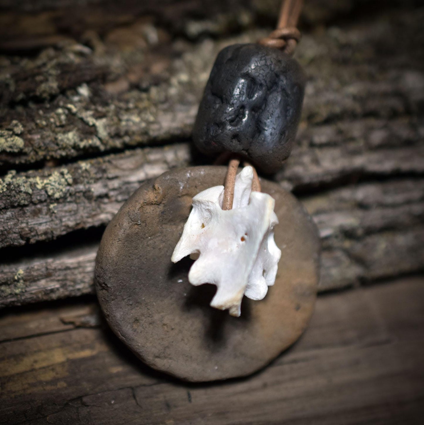 Spezialkollektion - Schamanisches Amulett mit Wirbelknochen, Bodhiperlen & Holz – Dein natürlicher Kraftanhänger - Art.Nr.: AMU025