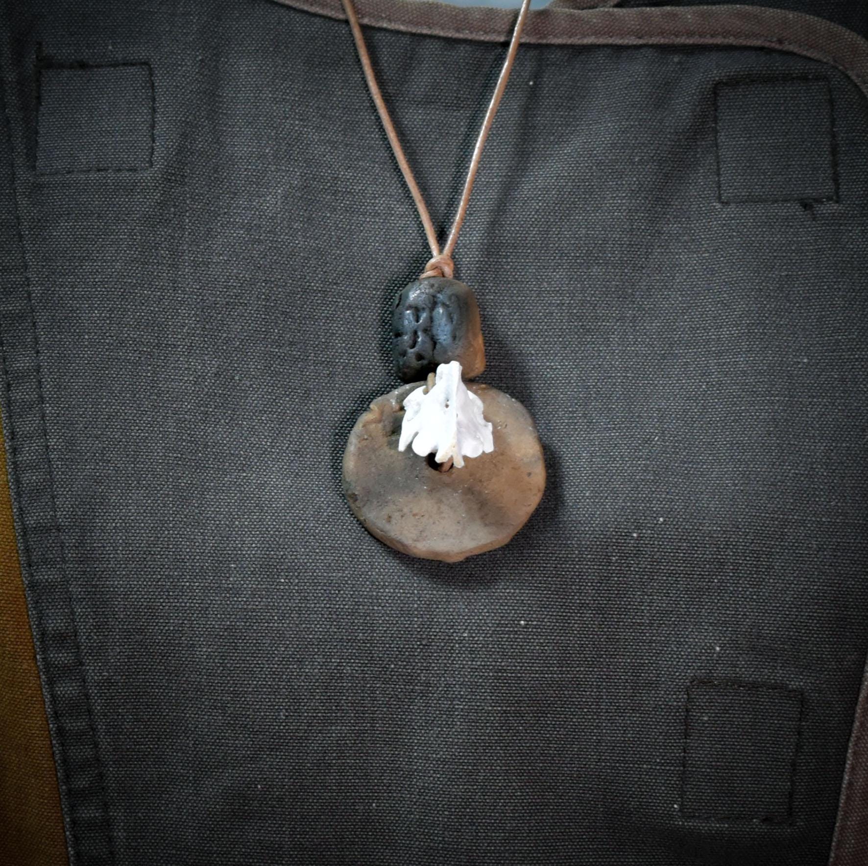 Spezialkollektion - Schamanisches Amulett mit Wirbelknochen, Bodhiperlen & Holz – Dein natürlicher Kraftanhänger - Art.Nr.: AMU025