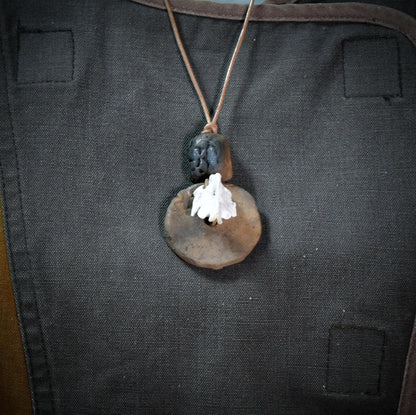 Spezialkollektion - Schamanisches Amulett mit Wirbelknochen, Bodhiperlen & Holz – Dein natürlicher Kraftanhänger - Art.Nr.: AMU025
