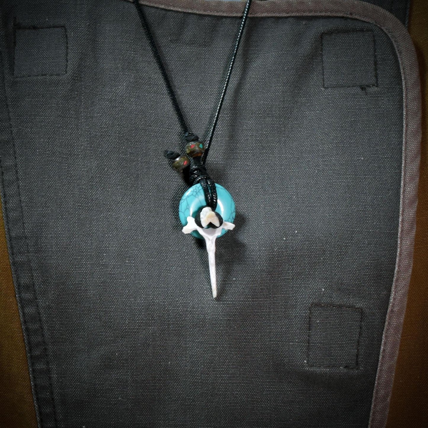 Spezialkollektion - Schamanisches Amulett mit Wirbelknochen/Türkis/Perlen, Baumwollband– Dein natürlicher Kraftanhänger - Art.Nr.: AMU028