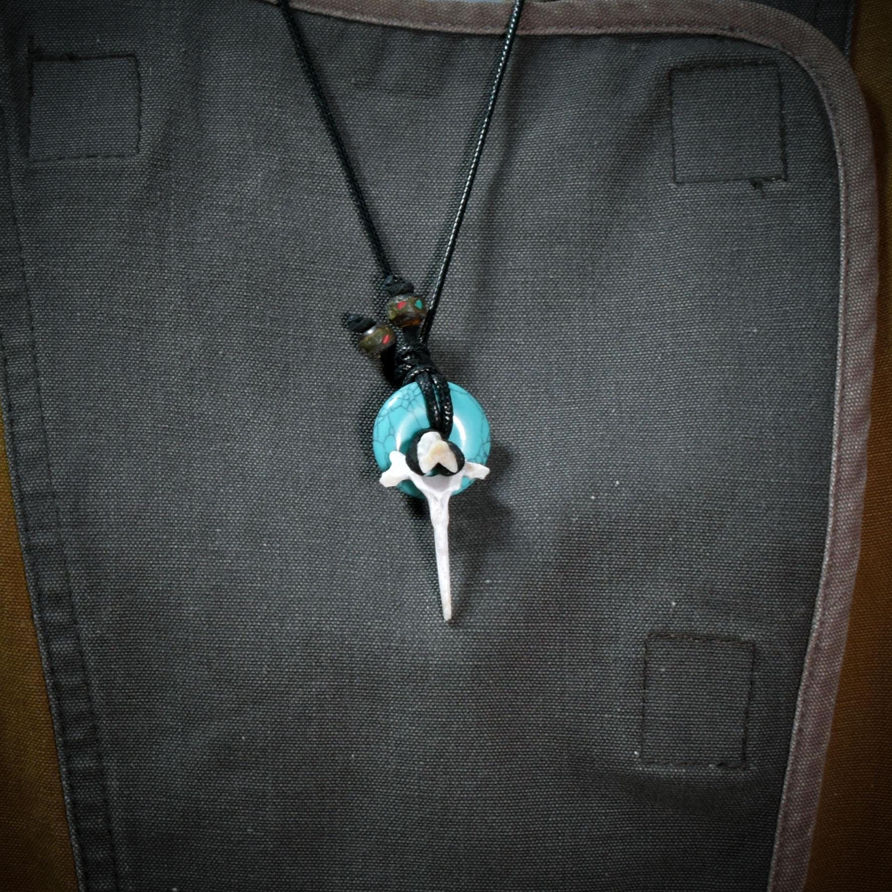 Spezialkollektion - Schamanisches Amulett mit Wirbelknochen/Türkis/Perlen, Baumwollband– Dein natürlicher Kraftanhänger - Art.Nr.: AMU028