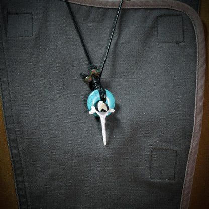 Spezialkollektion - Schamanisches Amulett mit Wirbelknochen/Türkis/Perlen, Baumwollband– Dein natürlicher Kraftanhänger - Art.Nr.: AMU028