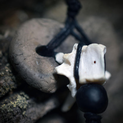 Spezialkollektion - Schamanisches Amulett mit Wirbelknochen/Donut aus Ton/Glasperlen – Dein natürlicher Kraftanhänger - Art.Nr.: AMU030