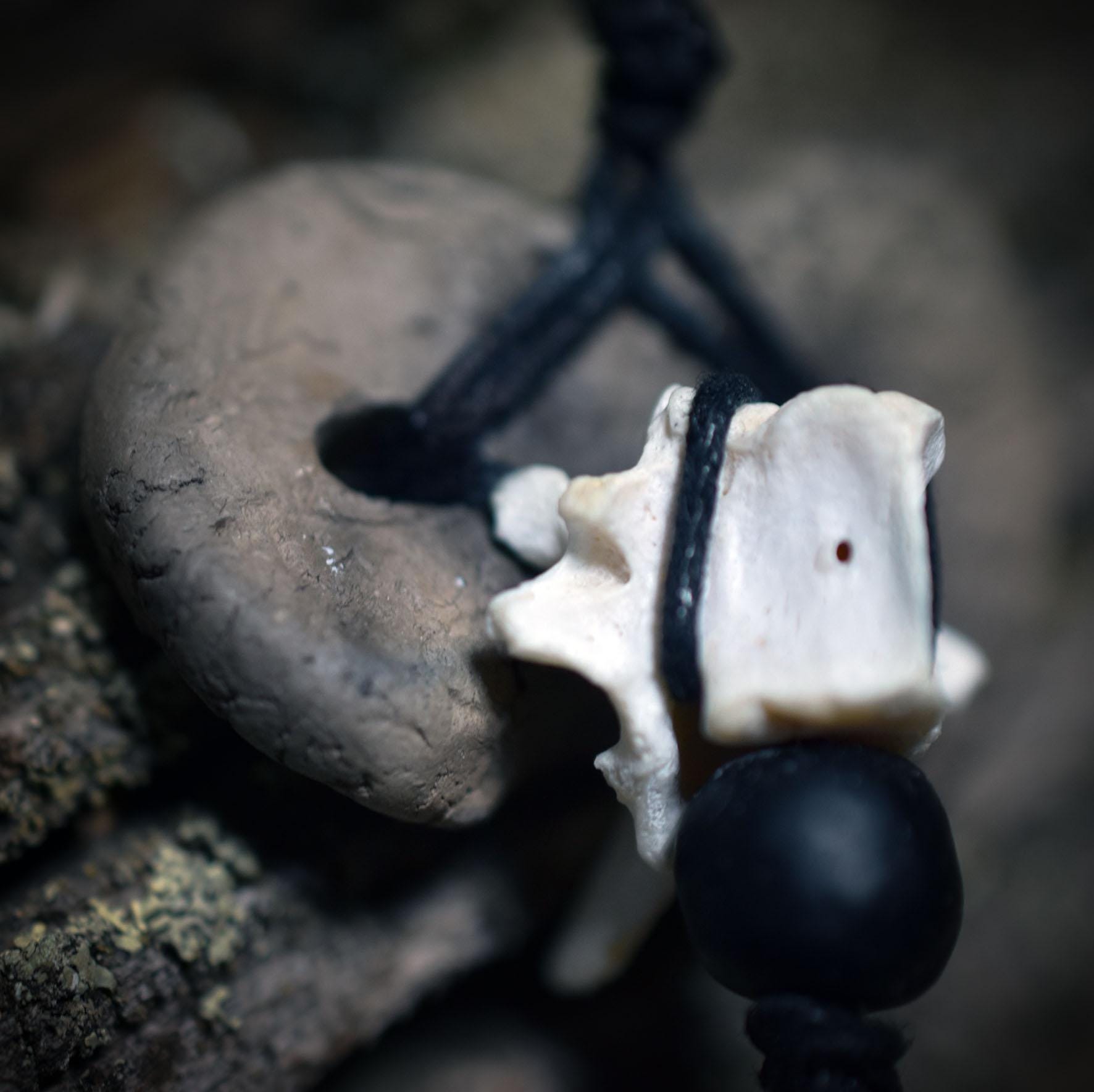 Spezialkollektion - Schamanisches Amulett mit Wirbelknochen/Donut aus Ton/Glasperlen – Dein natürlicher Kraftanhänger