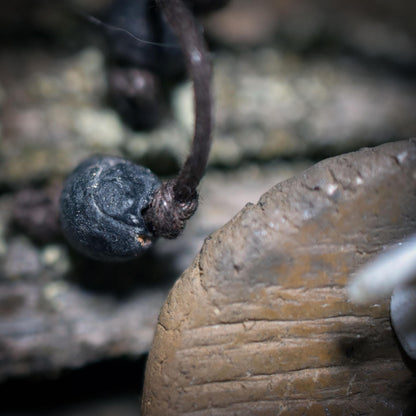 Spezialkollektion - Schamanisches Amulett mit Wirbelknochen/Donut aus Ton/Glasperlen – Dein natürlicher Kraftanhänger - Art.Nr.: AMU030