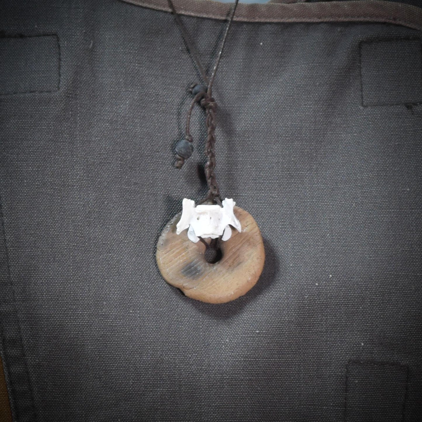 Spezialkollektion - Schamanisches Amulett mit Wirbelknochen/Donut aus Ton/Glasperlen – Dein natürlicher Kraftanhänger - Art.Nr.: AMU030